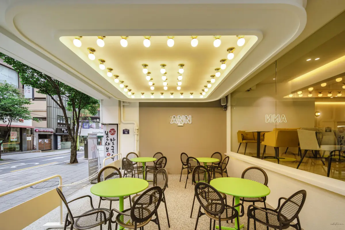 감각적인 벌브 조명이 빛나는 테라스 카페 ANN